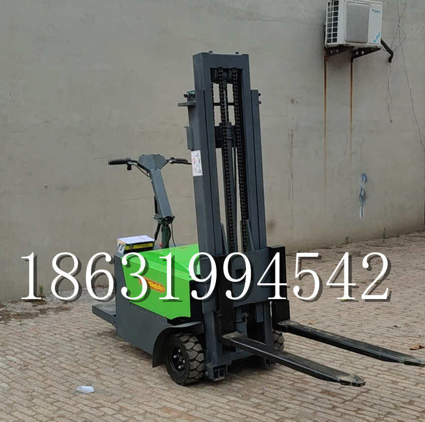 依安县优程全电动叉车插腿式堆高车液压装卸车1.5吨升高小型站驾式铲车